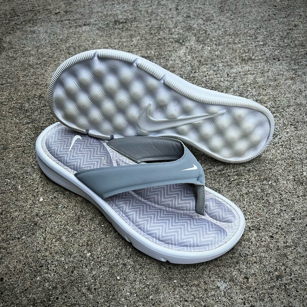 WMNS NIKE ULTRAS COMFORTS
THONGS LIGHT SILVER GREYS WHITES FOOTBEDS ZIGS ZAGS